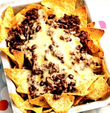Nachos s chilli con carne, cheddarem a jalapeňos