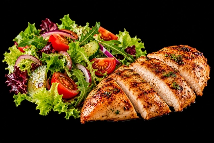 Kuřecí prsní steak na salátovém lůžku