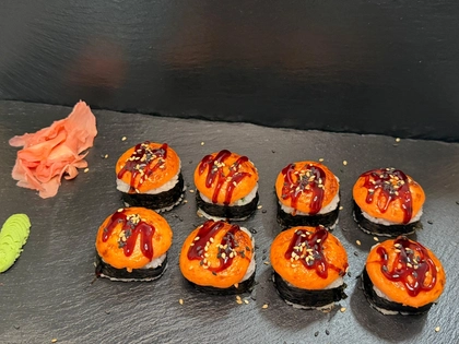 22c. Krevera, philadelphia, okurka, unagi, omáčky (sýrové pokušení)