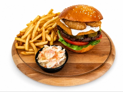 Hladový „Makak“ Burger a hranolky