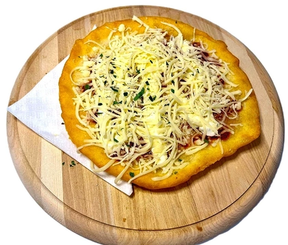 Langoš s kečupem, sýrem, tatarkou a česnekem